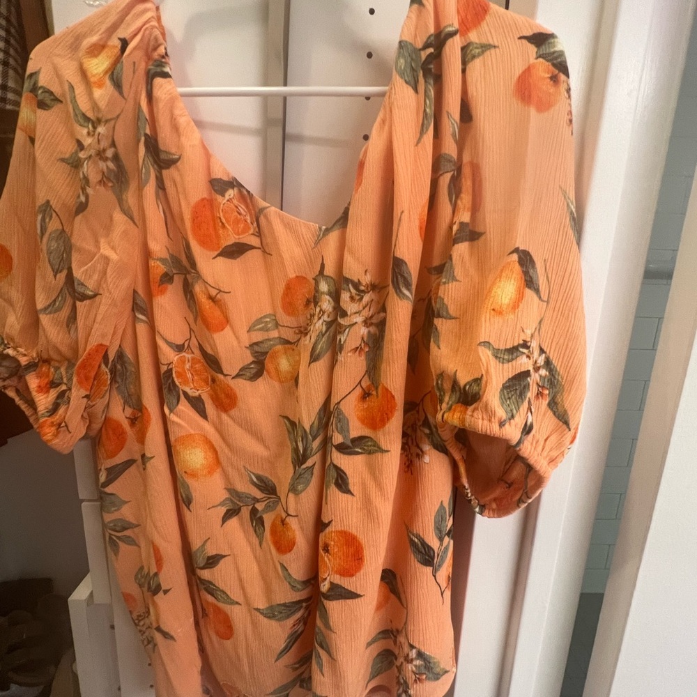 Fun summer top!  Never worn, doesn’t have tag on it but it’s brand new!